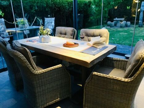 Essgruppe im Wintergarten 