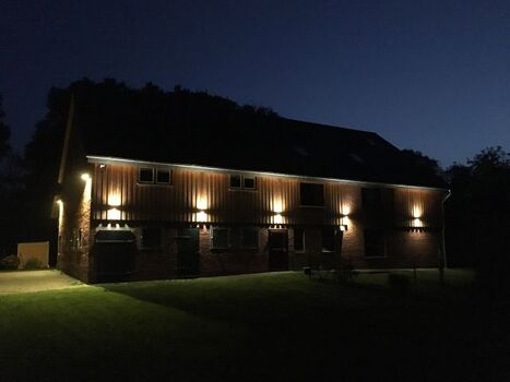 Beleuchtetes Ferienhaus am Abend