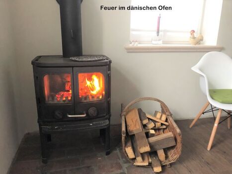 gemütliches Feuer im Ofen