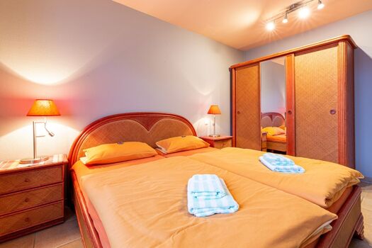 Schlafzimmer mit Doppelbett