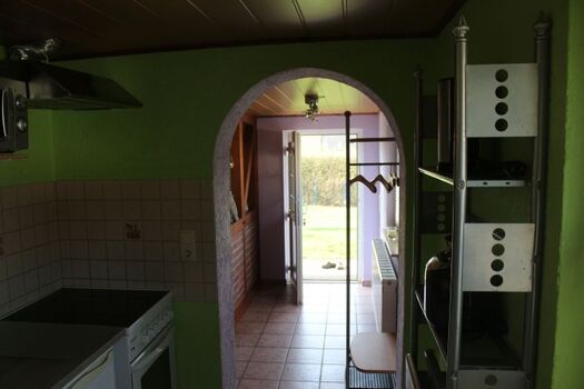 Blick von der Küche zum Ausgang und zum Grunstück