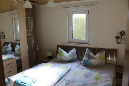 Schlafzimmer mit Doppebett und Nachtschränke