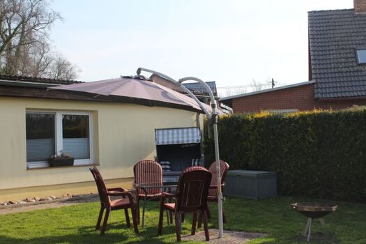 Im Hitergrund sieht man den Strandkorb