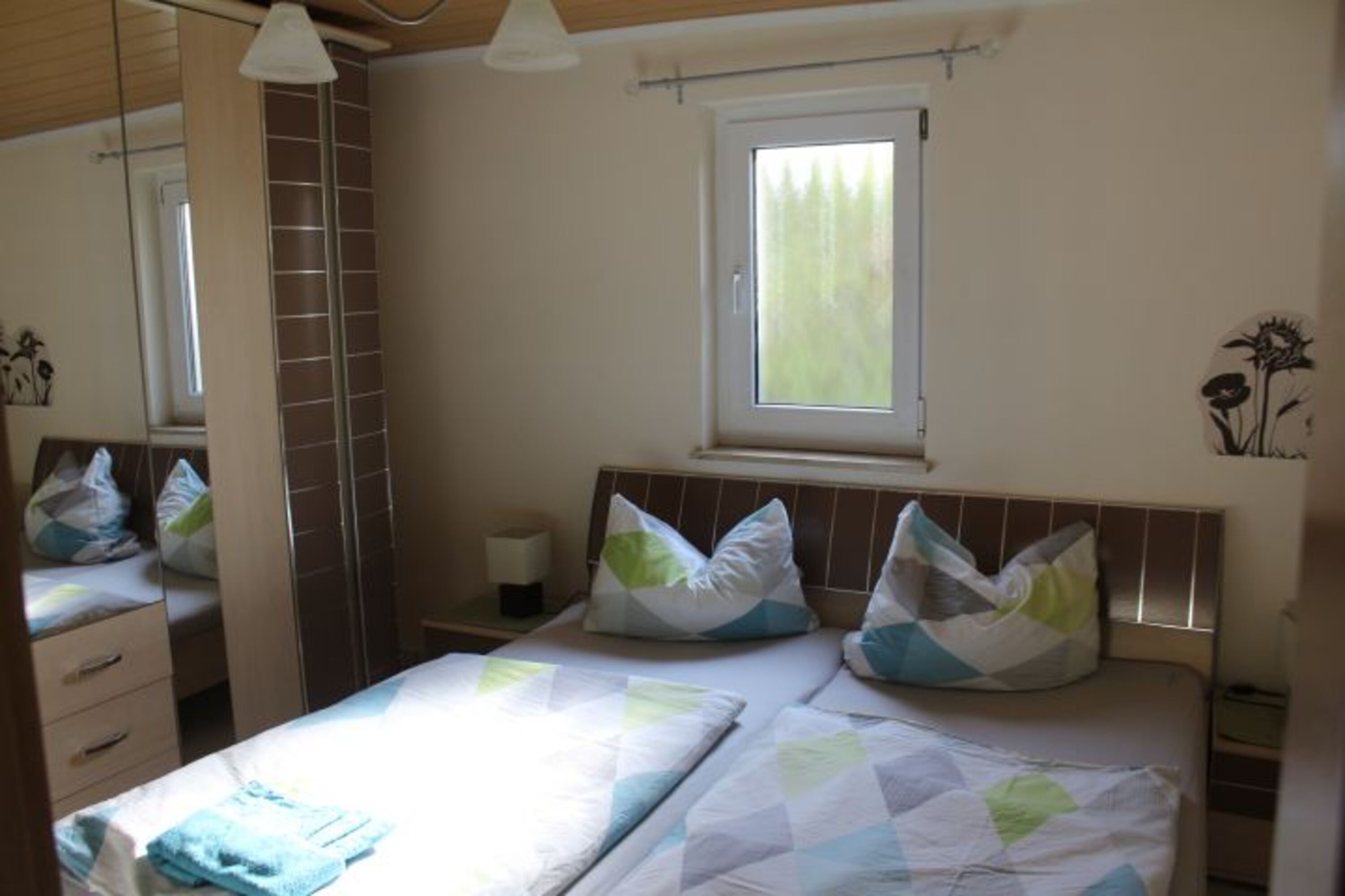 Schlafzimmer mit Doppebett und Nachtschränke