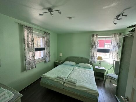 Schlafzimmer mit Doppelbett