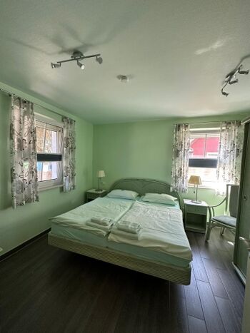 Schlafzimmer mit Doppelbett