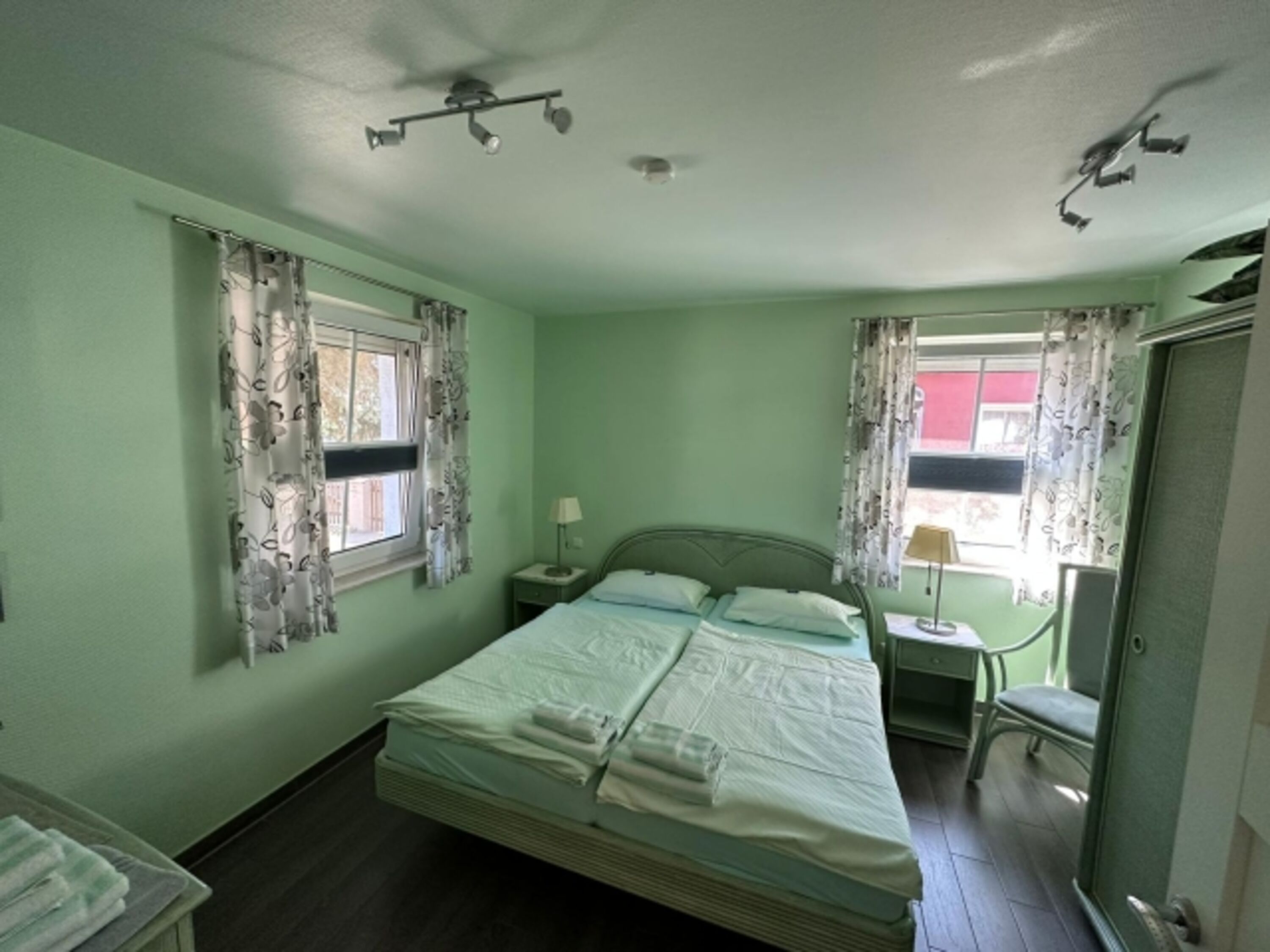 Schlafzimmer mit Doppelbett