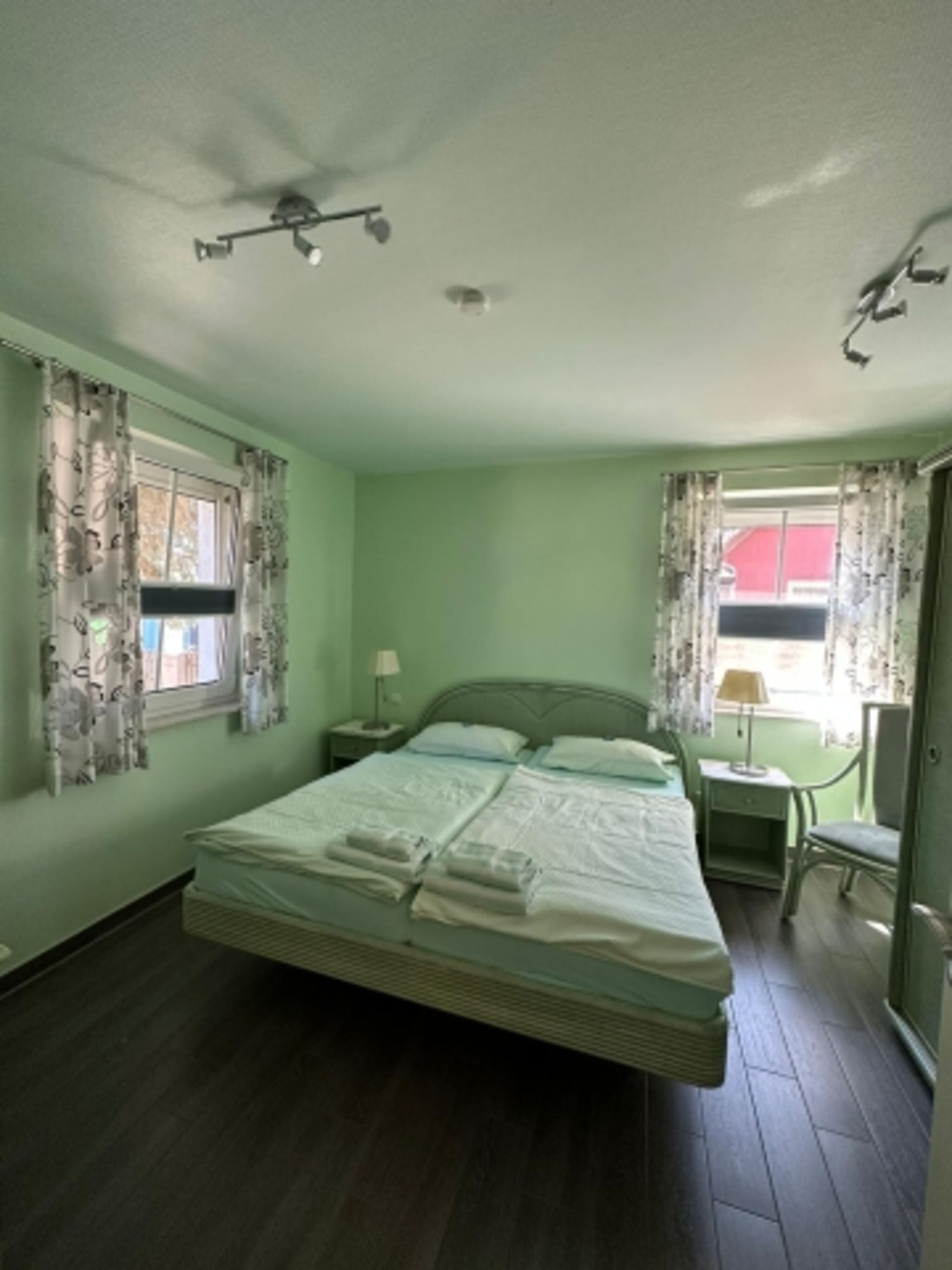 Schlafzimmer mit Doppelbett