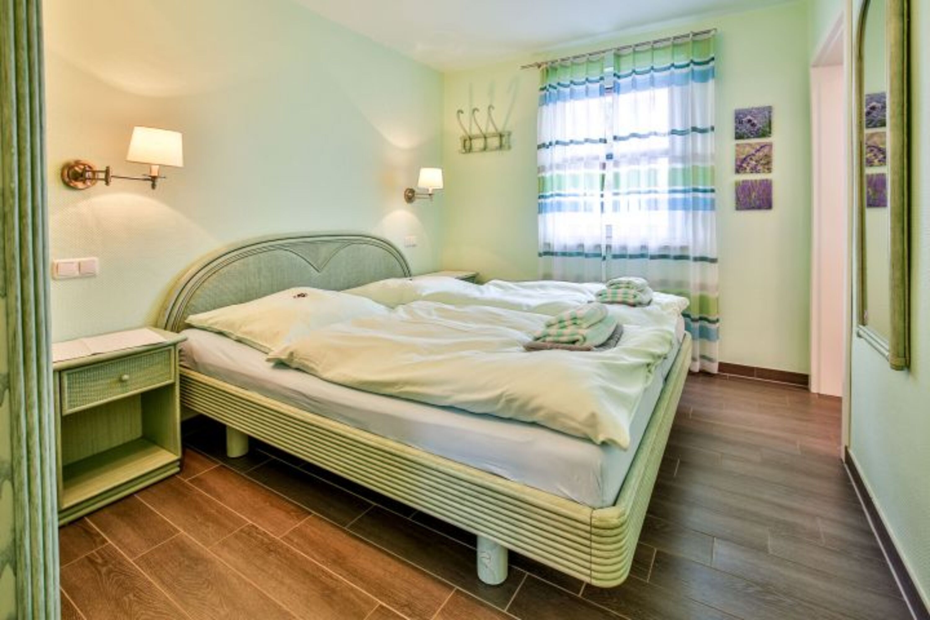 Schlafzimmer mit Doppelbett