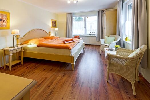 Schlafzimmer unten mit Doppelbett