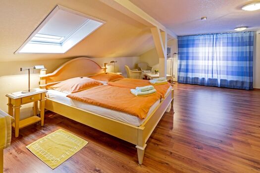 Schlafzimmer oben mit Doppelbett
