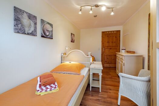 Schlafzimmer unten mit zwei Einzelbetten