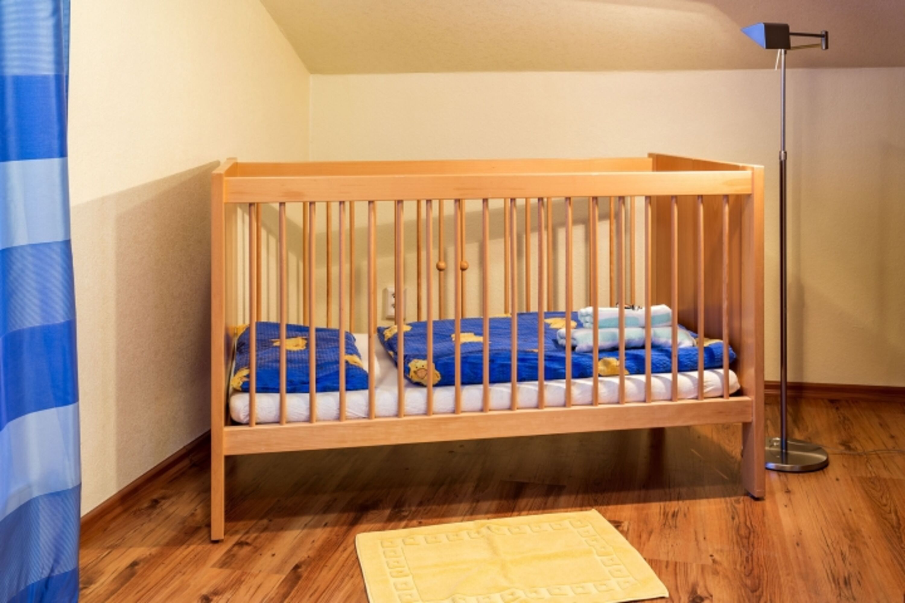 Kinderbett im Schlafzimmer oben