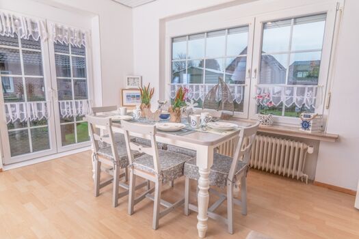 Wohn/Essbereich im EG, mit Zugang zur Terrasse/Garten