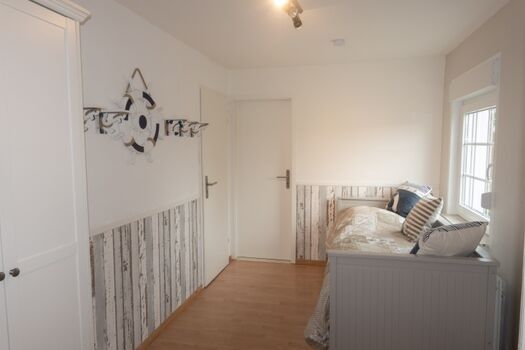 Durchgangs-SZ mit ausziehbarem Kojenbett (2 x 80 x 200 cm) in der 1. Etage 