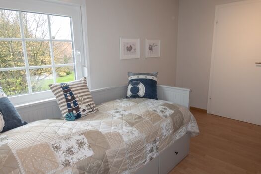 Durchgangs-SZ mit ausziehbarem Kojenbett (2 x 80 x 200 cm) in der 1. Etage 