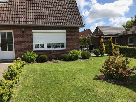 Garten mit Zuwegung zum Hauseingang