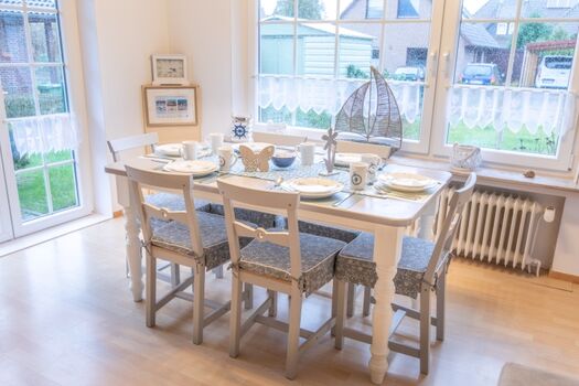 Wohn/Essbereich im EG, mit Zugang zur Terrasse/Garten