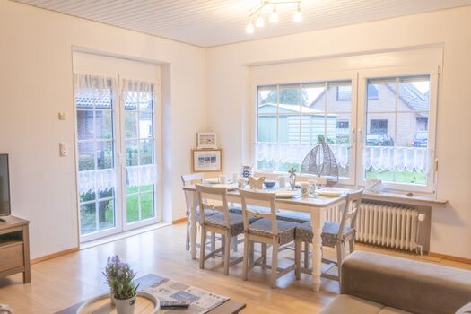 Wohn/Essbereich im EG, mit Zugang zur Terrasse/Garten