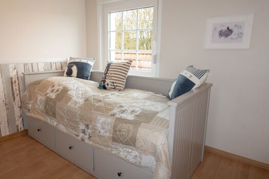 Durchgangs-SZ mit ausziehbarem Kojenbett (2 x 80 x 200 cm) in der 1. Etage 