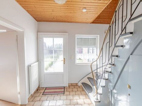 Flurbereich mit Aufgang in die 1. Etage