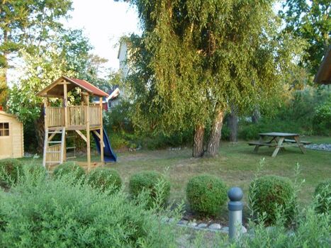 Spielhaus mit Rutsche