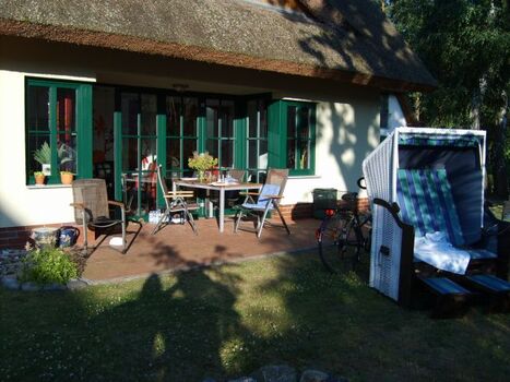 Blick auf die Terasse im Sommer 