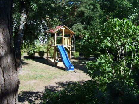 Spielhaus mit Rutsche