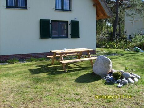 Variable Bank vor dem Findling