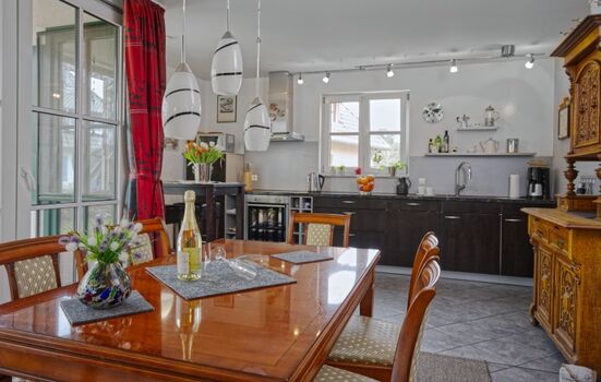 Esszimmer und Küche