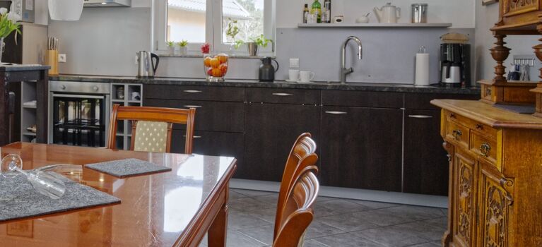 Küche mit Vorratsschrank