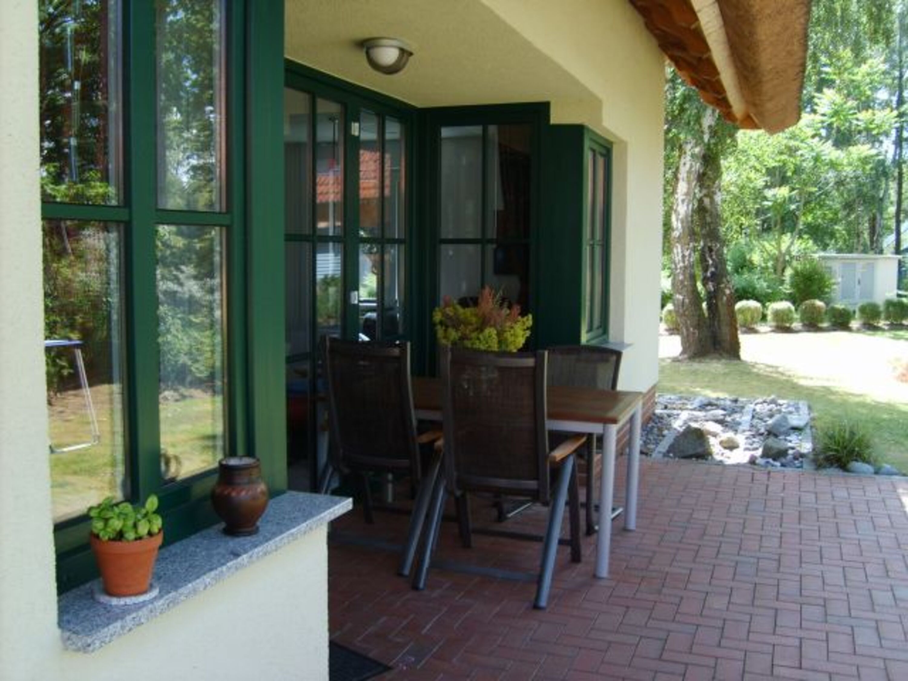 Terasse mit Tisch und Stühlen