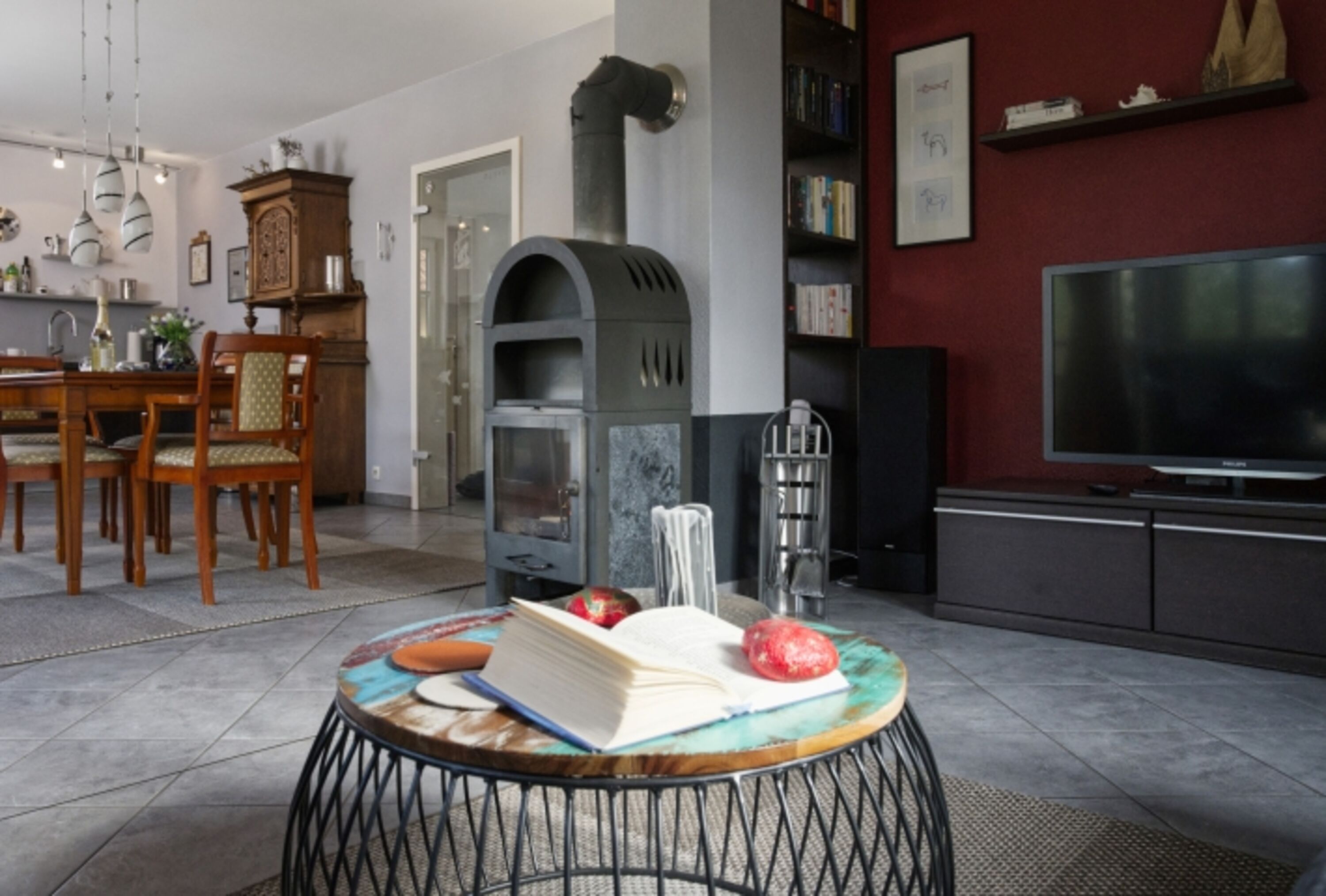 Blick auf den Kamin und Bücherregal vom WZ