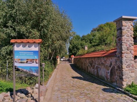 Einfahrt zum Hof am Meer