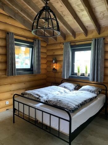 Schlafzimmer mit Doppelbett