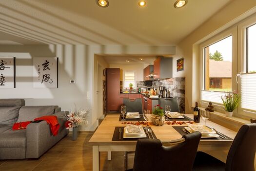 Essbereich mit Blick zur offenen Küche 