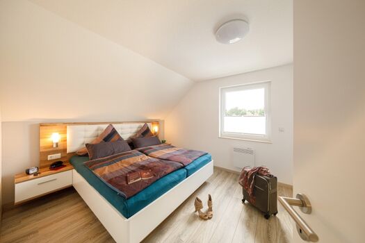 Eines von 2 kleinen Schlafzimmern mit Doppelbett