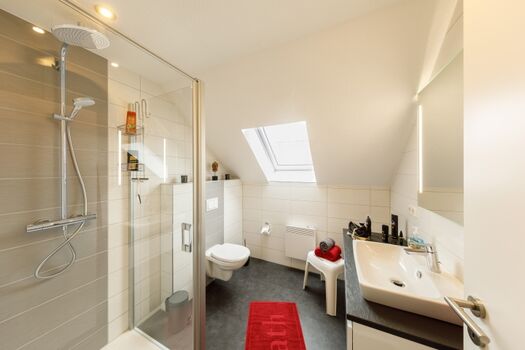 eines von 2 großen Duschbädern