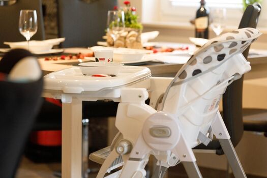 Einer von 2 Hochstühlen