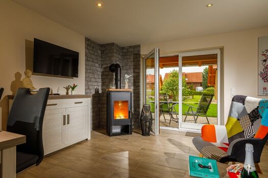 1. Wohnbereich mit Blick zur Terrasse