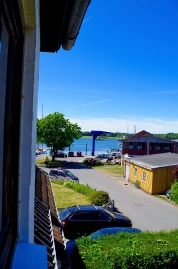 Blick auf den Parkplatz des Hauses