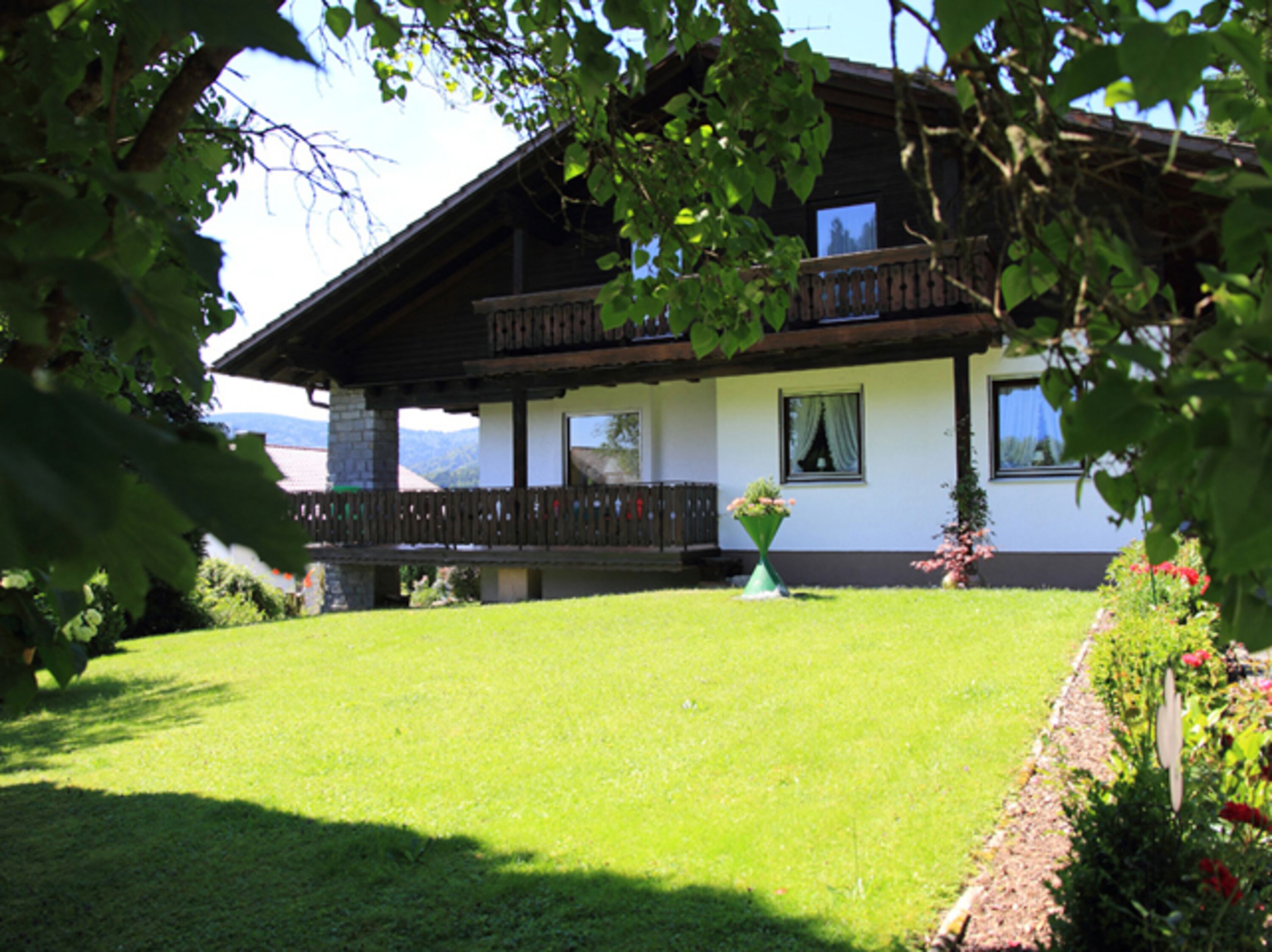 Hausansicht im Sommer