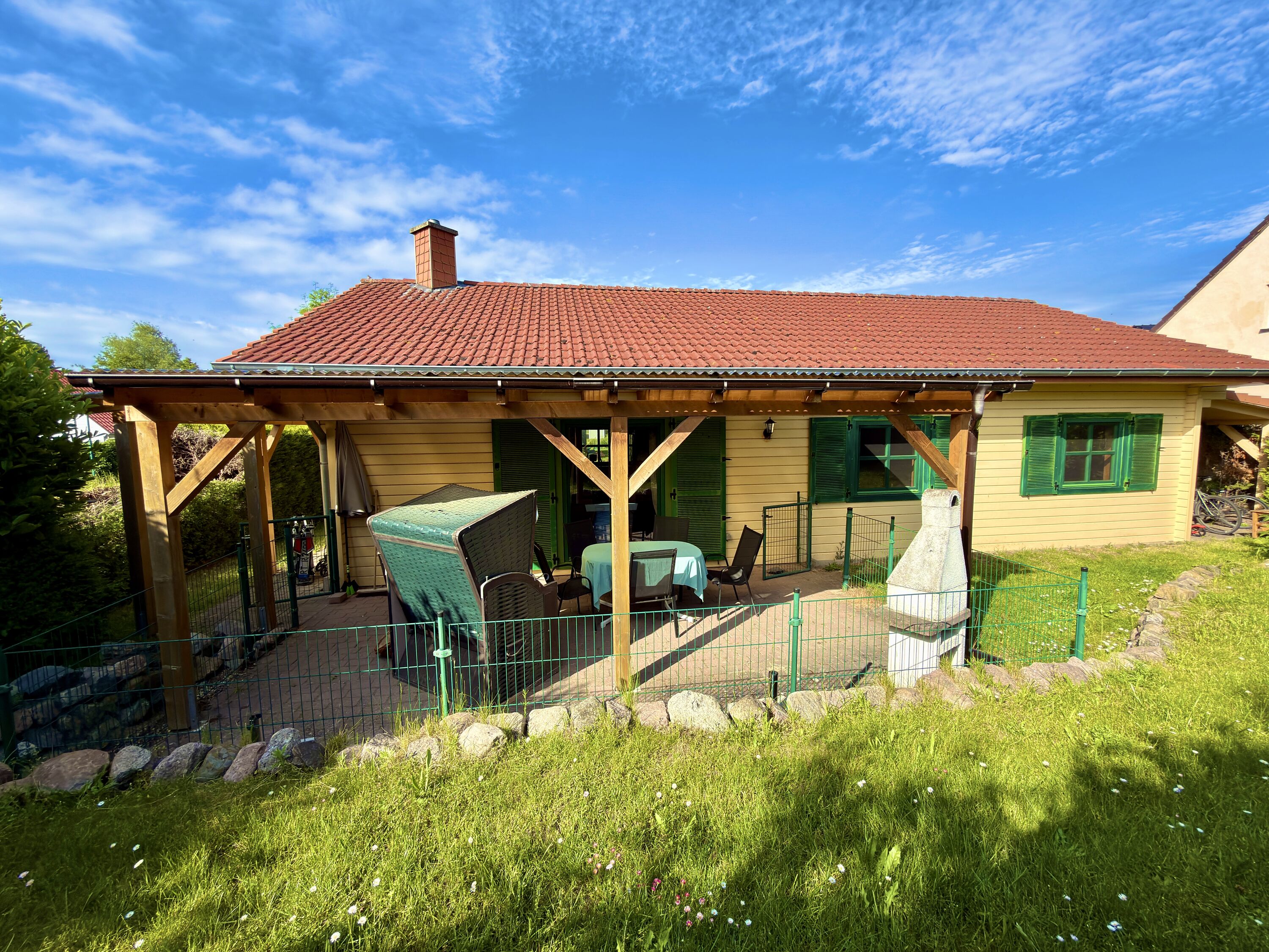 Garten mit überdachter und eingezäunter Terrasse - Ferienhaus Ostseezauber