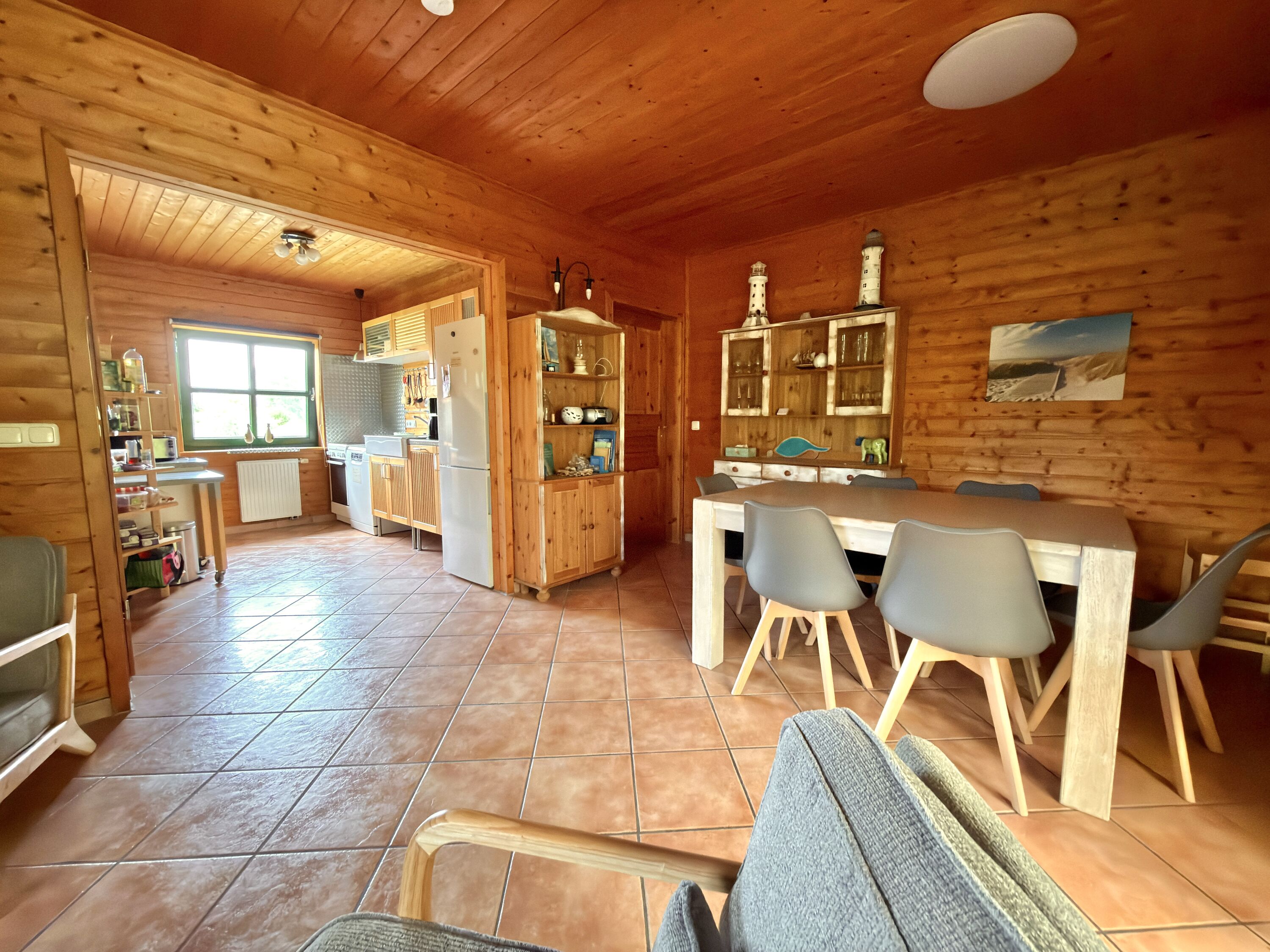 Blick von Wohnzimmer in Essbereich/Küche