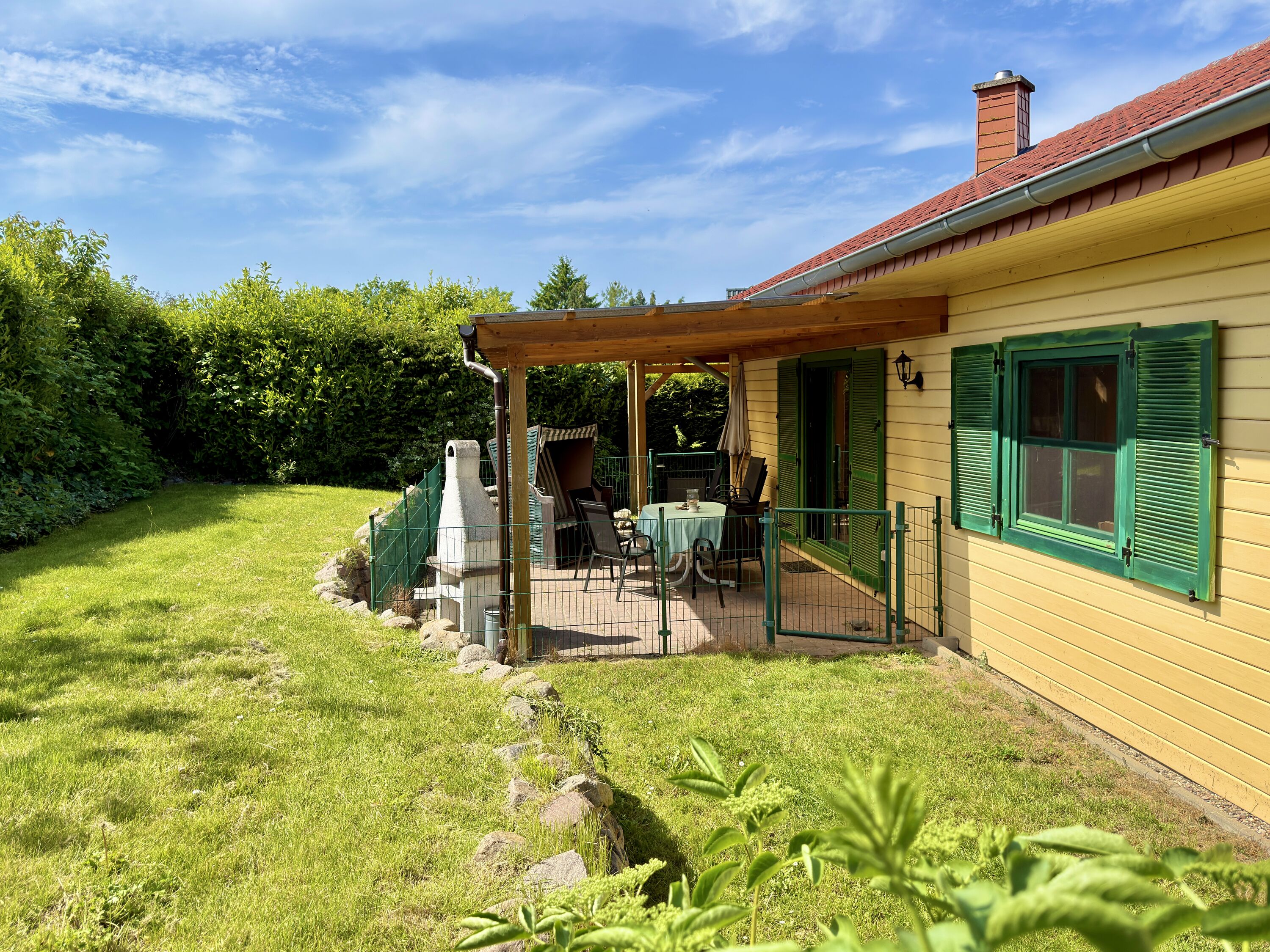 Terrasse mit Pergola - eingezäunt
