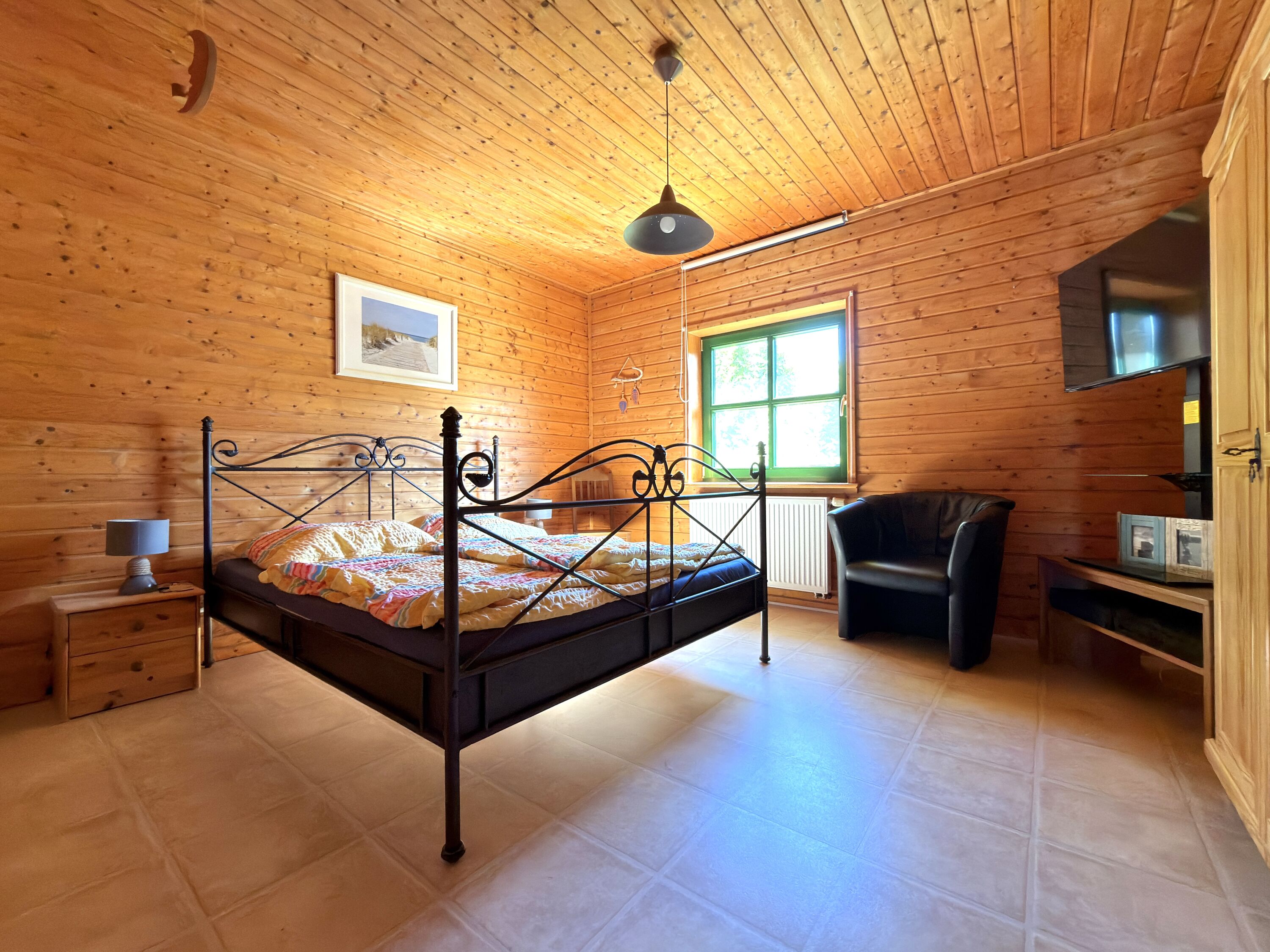 Schlafzimmer mit großem Smart-TV