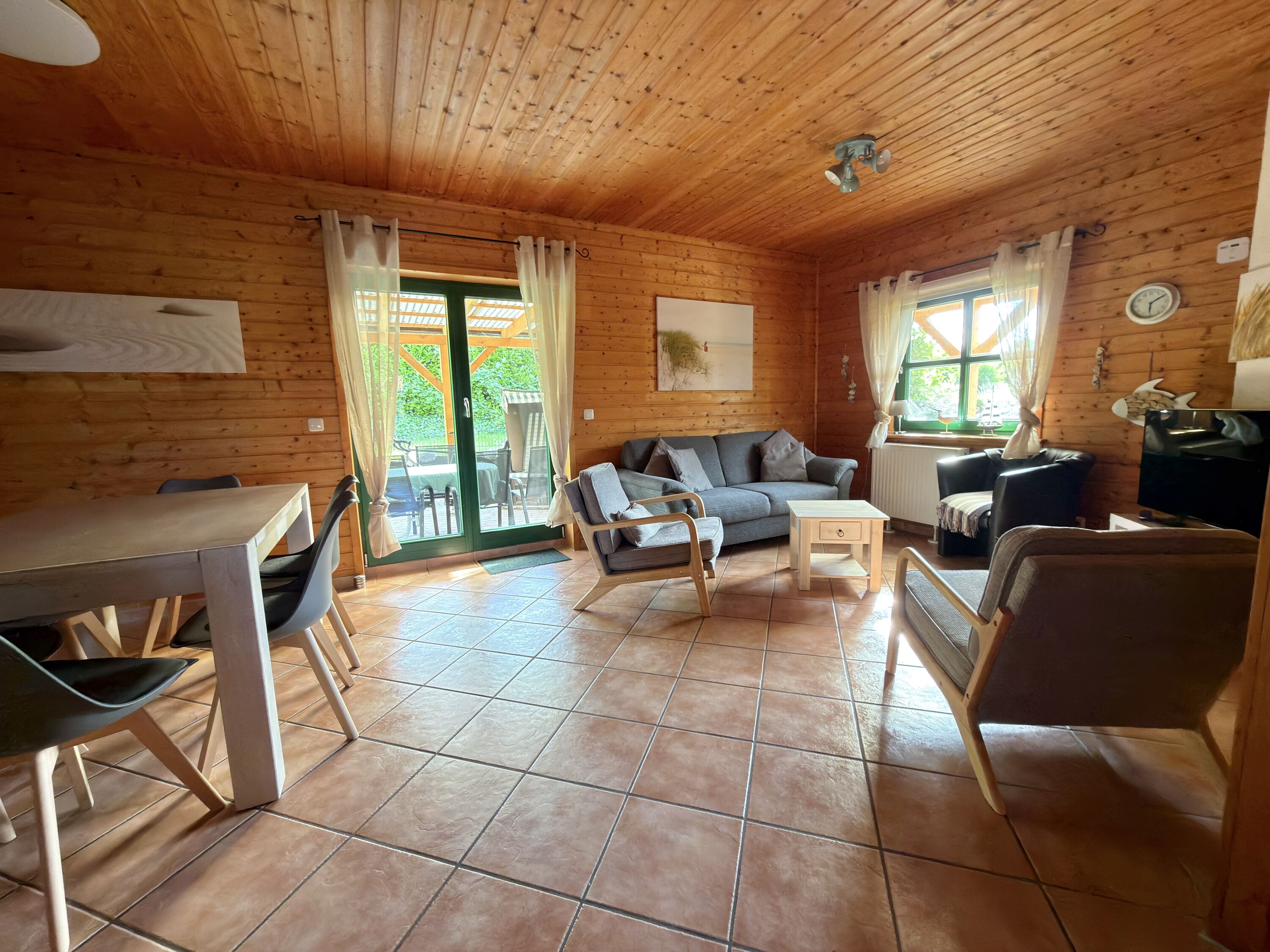Wohnzimmer mit Gartenblick