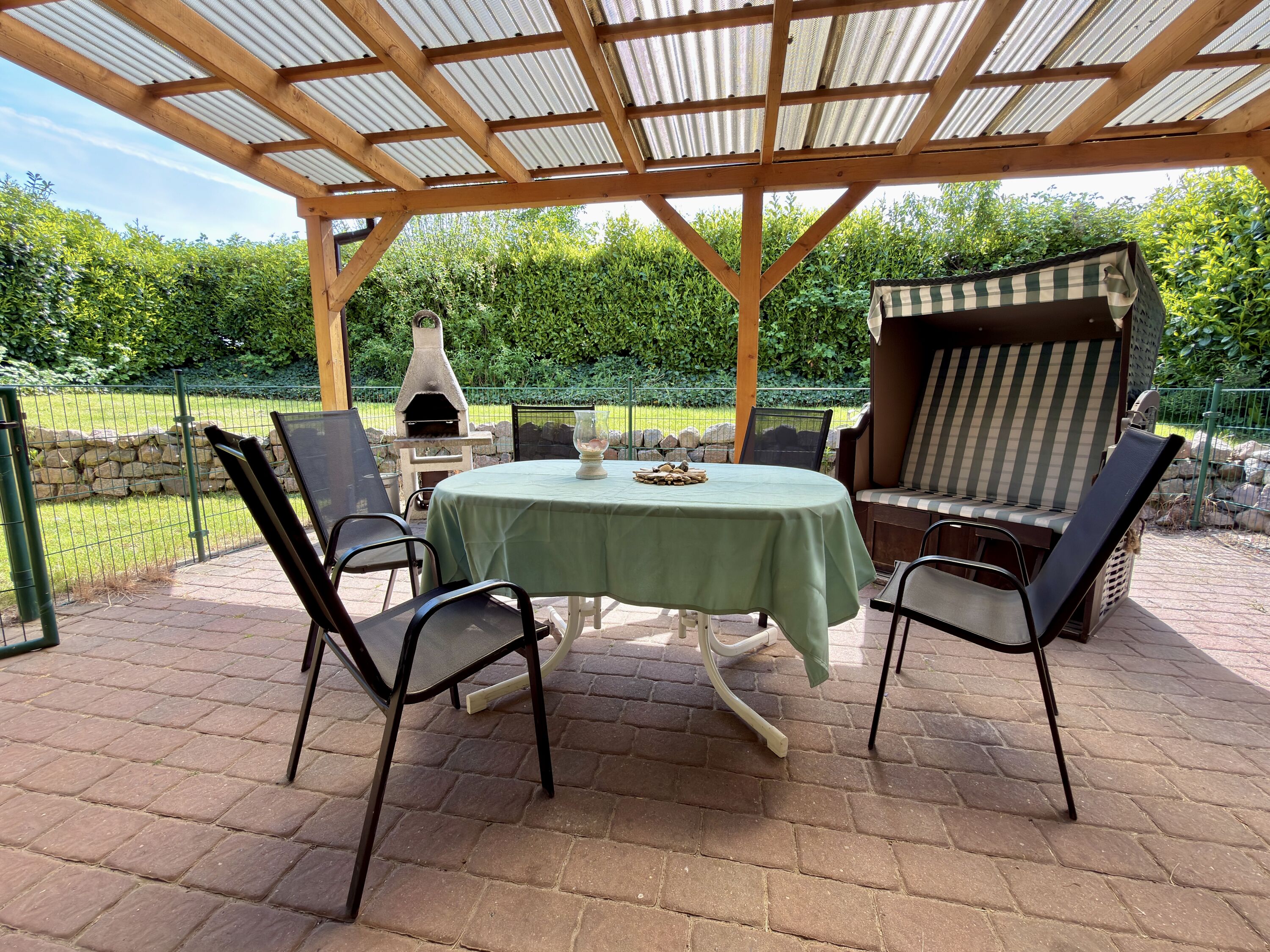 Terrasse mit Gartenmöbeln und Strandkorb