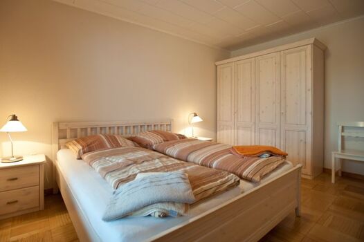 Schlafzimmer mit Doppelbett im großen Wohnbereich