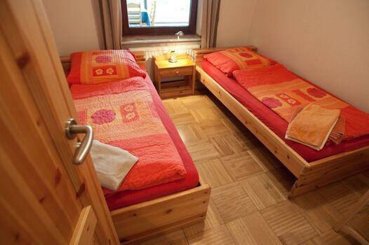 Schlafzimmer mit 2 Einzelbetten im großen Wohnbereich